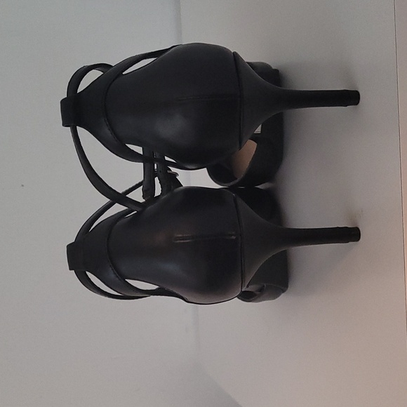 Black high heels - Picture 3 of 3